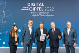Digital-Gipfel 2022: Zweite Ausgabe der Normungsroadmap KI an Wirtschaftsminister Robert Habeck übergeben