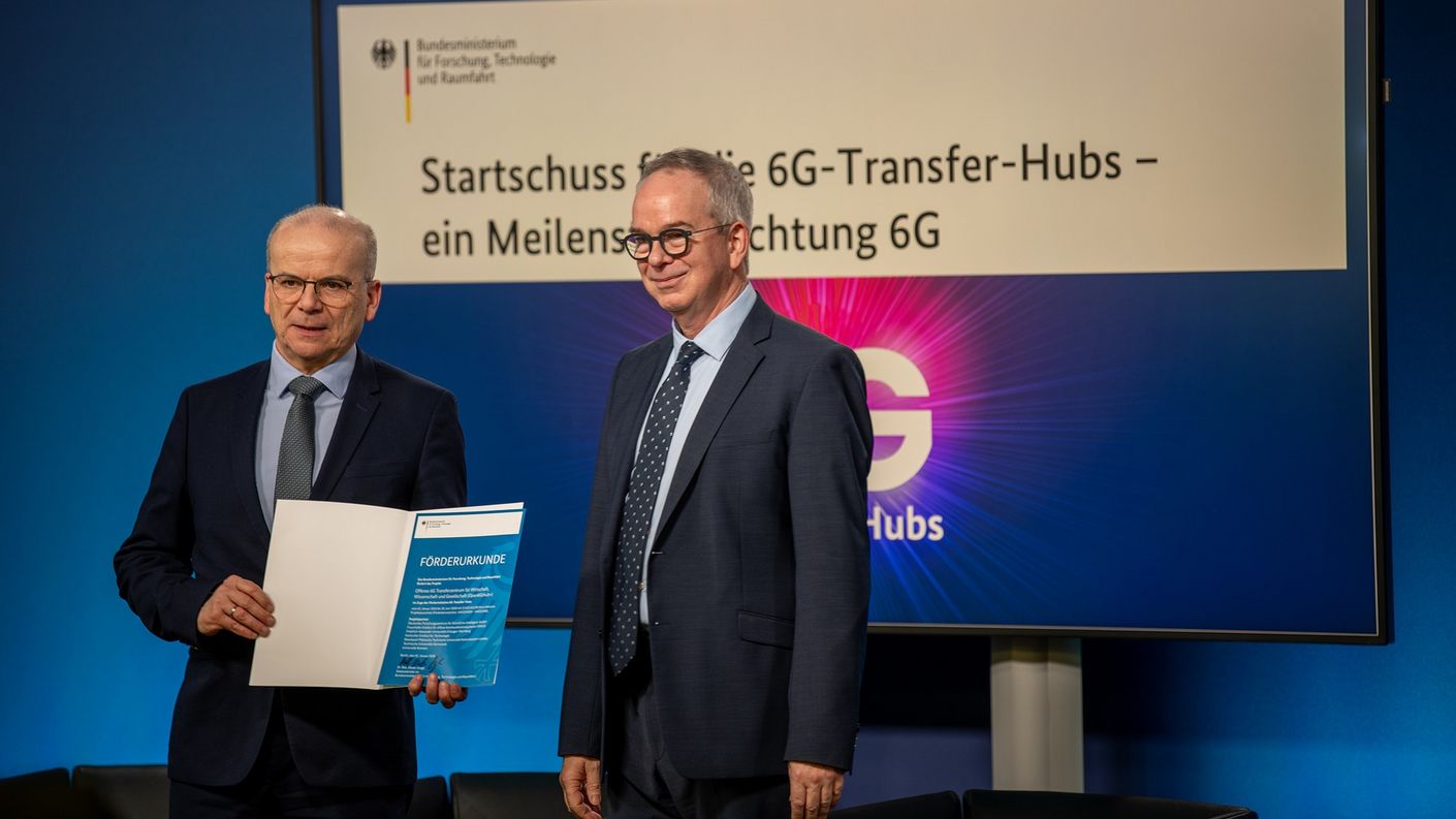 Übergabe Uebergabe der Foerderurkunde