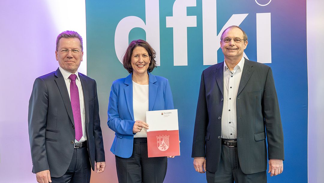 Foto der Bescheiduebergabe