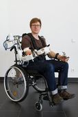 RECUPERA-Reha: Tragbares Exoskelett hilft Schlaganfallpatienten sich wieder zu bewegen