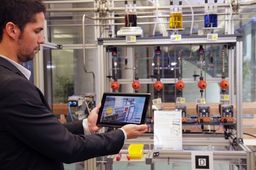 Fabriken werden intelligent – die DFKI-SmartFactory-KL revolutioniert die Industrie