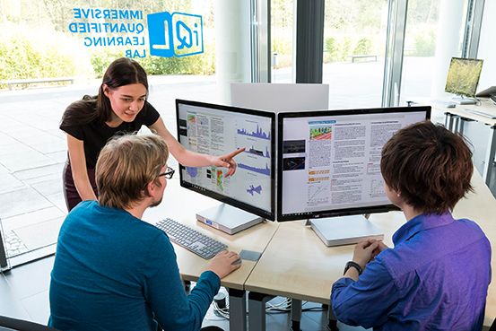 Eine Mitarbeiterin zeigt im iQL ein System für alternative Lehr- und Lernmethoden.