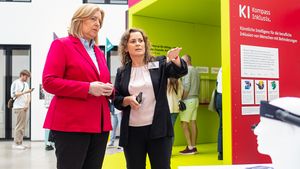Susan Beudt, stellvertretende Leiterin des Educational Technology Lab am DFKI und Konsortialleiterin des Projekts KI-Kompass Inklusiv (r.), erläutert Bundesministerin Bärbel Bas (l.), wie KI-gestützte Assistenztechnologien Menschen mit Behinderungen im Arbeitsleben unterstützen können.