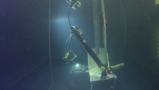 Der Roboter bei der autonomen Schweißung einer Kehlnaht im Schwarzen Testbecken.