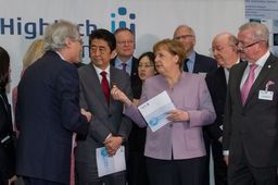 Autonome Systeme: Angela Merkel und Johanna Wanka nehmen Bericht des Hightech-Forums entgegen