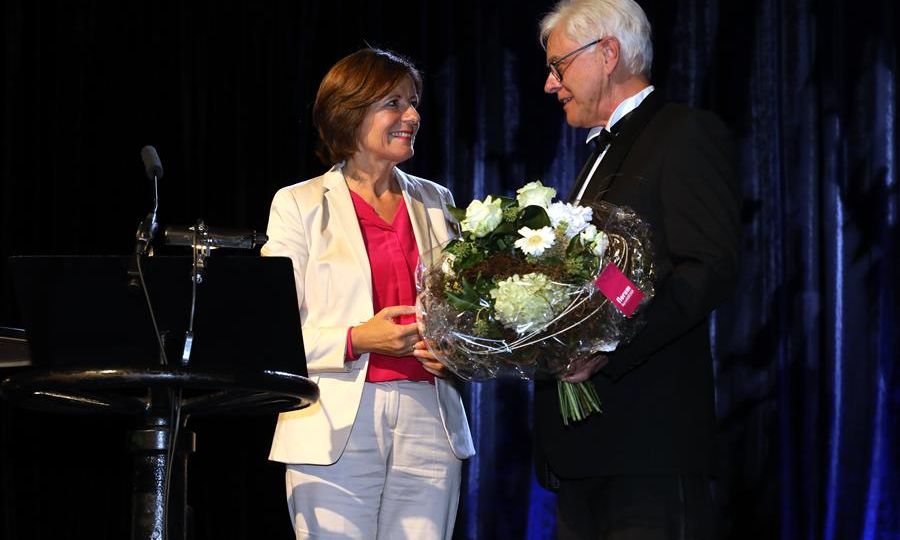 MP RLP Malu Dreyer übergibt Prof. Zühlke einen Blumenstrauß.
