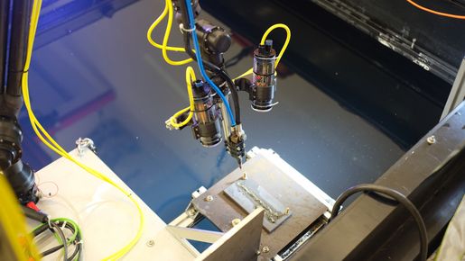 Roboter und Schweißnaht, hier eine Auftragsnaht in Wannenlage, nach einem Versuch. Versuchsaufbau im Schwarzen Becken (20m / 3,4m x 2,6m x 2,5m)­