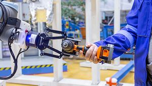 HM 2019: Riveting, Screwing, Gluing in Aircraft Construction: Smart Human-Robot Teams Master Agile Production